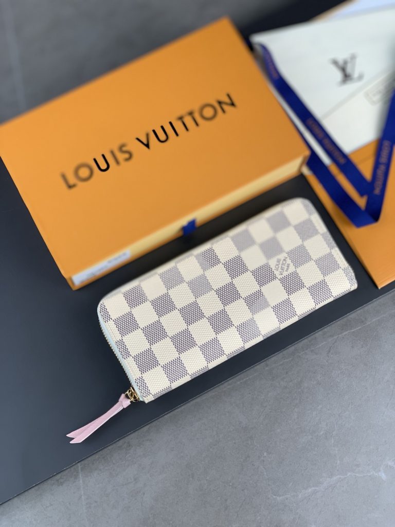 High version N61264 white check pink! Clemence wallet, small and compact but full of capacity, is made of exquisite and durable Monogram canvas material. A bright interior lining and leather zipper reveal a playful feminine charm. Size: 19.5 × nine × 1.5cm。