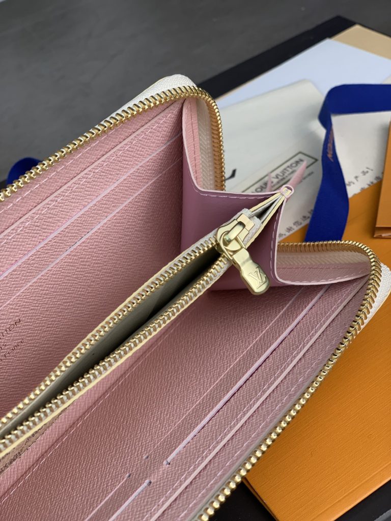 High version N61264 white check pink! Clemence wallet, small and compact but full of capacity, is made of exquisite and durable Monogram canvas material. A bright interior lining and leather zipper reveal a playful feminine charm. Size: 19.5 × nine × 1.5cm。