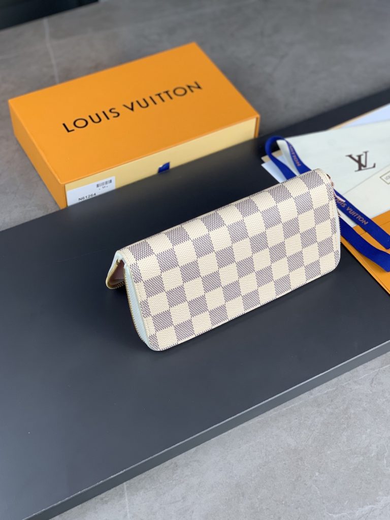 High version N61264 white check pink! Clemence wallet, small and compact but full of capacity, is made of exquisite and durable Monogram canvas material. A bright interior lining and leather zipper reveal a playful feminine charm. Size: 19.5 × nine × 1.5cm。