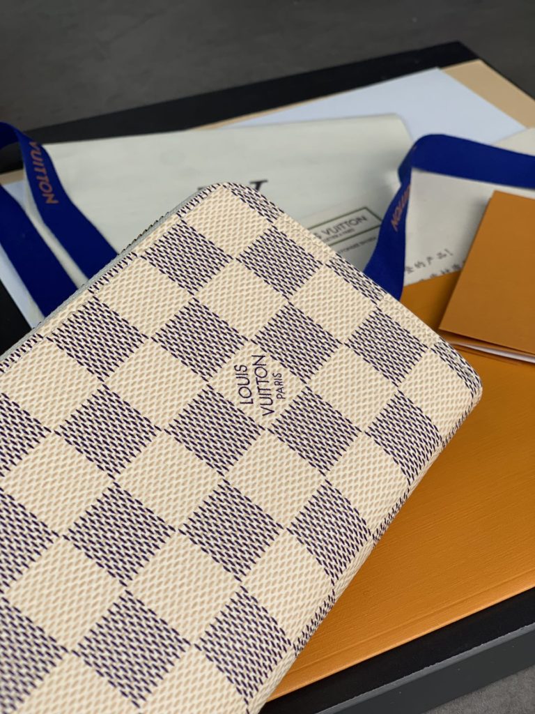 High version N61264 white check pink! Clemence wallet, small and compact but full of capacity, is made of exquisite and durable Monogram canvas material. A bright interior lining and leather zipper reveal a playful feminine charm. Size: 19.5 × nine × 1.5cm。