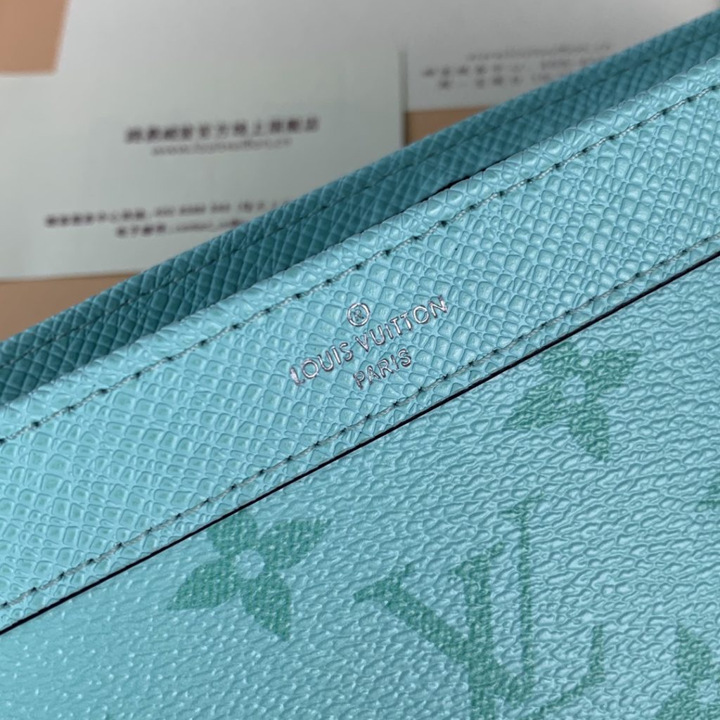 High version M30934 Blue Flower! Counter synchronous packaging! The Alpha Wearable wallet combines Monogram Eclipse canvas and leather trim to accommodate mobile phones and small wallets. The wide mouth design and side organ structure are easy to access and place, and the adjustable shoulder strap enables multiple carrying methods. Detailed features 18.5 x 11 x 6.5cm.