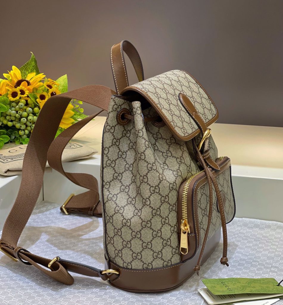 🔥 𝐆 𝐮 𝐜 𝐜 𝐢 meo 𝐯 𝐢 𝐧 𝐭 𝐚 𝐠 𝐞 Backpack# ▫ : Model: 674147 ▫ : Size: 30 * 26.5 * 13cm 💕 Inspired by the collection details of the G family, the intersection of classic oval leather label elements and modern essence creates a modern and fashionable look. G flower ➕ Original leather cow hide ❗ Featuring a drawcord flap closure design, adjustable leather lace up and front zip pocket, it stands out in the Unlimited Overture series, injecting modern design essence into a retro style.