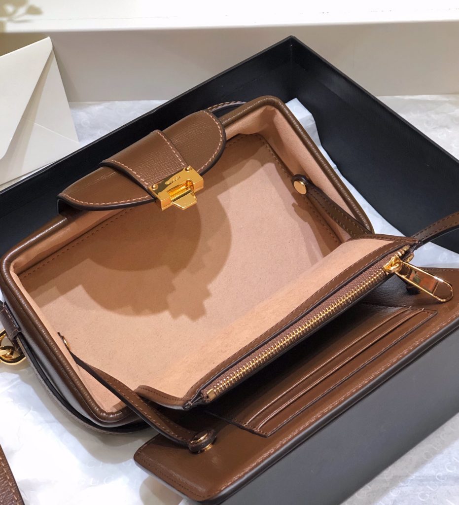 Original factory leather box bag 🔥 # ▫️ Model: 614368 ▫️ Size: 18 * 10.5 * 6.5cm Hu Yitian GUCCI ┊ Design Exquisite Retro Interior Capacity Super Large! Original Italian leather with G pattern leather! Decorative logo engraved metal buckle. A must-have item for fashionistas, just start with a very retro look