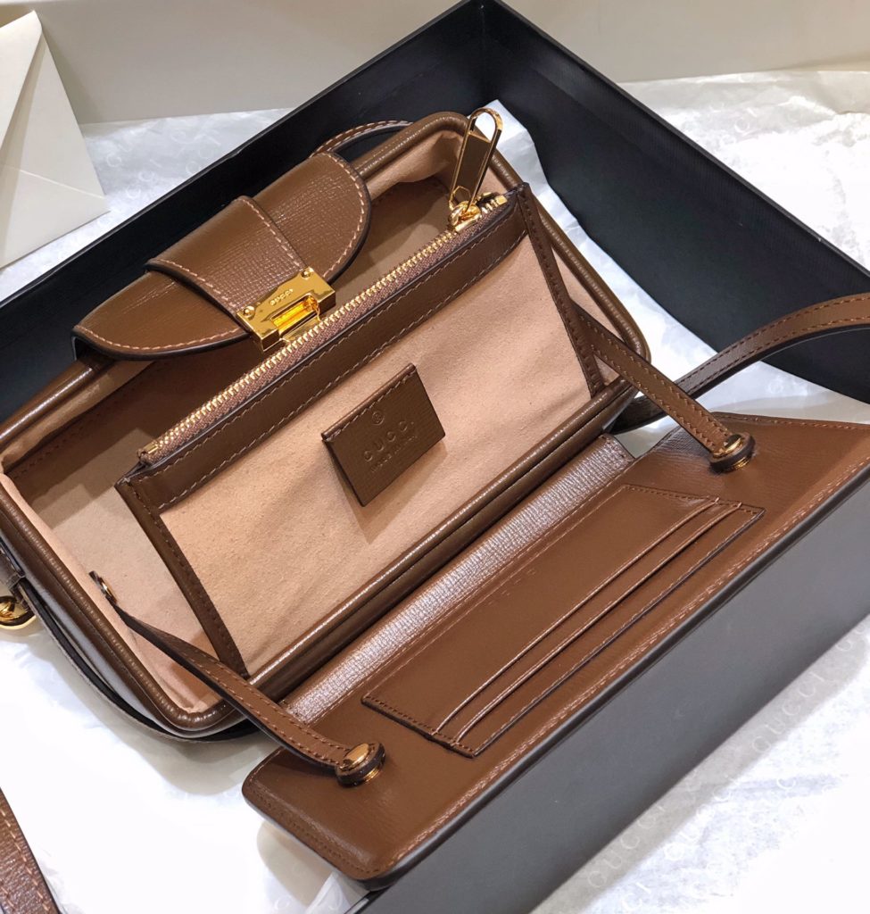 Original factory leather box bag 🔥 # ▫️ Model: 614368 ▫️ Size: 18 * 10.5 * 6.5cm Hu Yitian GUCCI ┊ Design Exquisite Retro Interior Capacity Super Large! Original Italian leather with G pattern leather! Decorative logo engraved metal buckle. A must-have item for fashionistas, just start with a very retro look