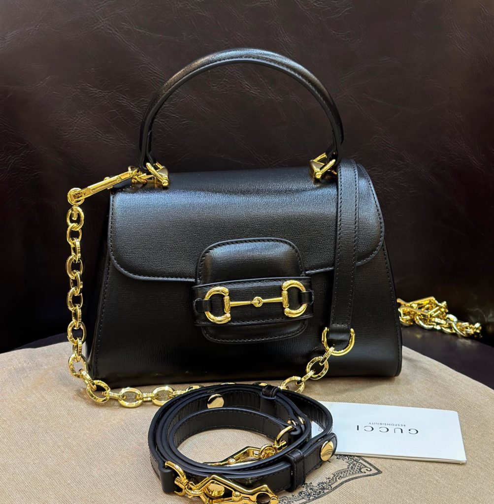 𝗛 𝗼 𝗿 𝘀 𝗲 𝗯 𝗶 𝘁 1955 Handbag 🔥 # ▫️ Model: 703848 ▫️ Size: 22 * 16 * 10.5cm Horse Title Buckle Family | New Handpicked Money ‼️ Full package original cowhide texture is unmatched. Fashionable and atmospheric, with a very large design capacity 🈵 With two different styles of shoulder straps, this design has no shortcomings, and the perfect replica is very refined overall! Very expensive! Dish her absolute yyds 😘