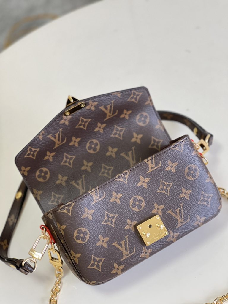 [M46279 Old Flower] LV postman's small East West M é tis handbag features a stylish shoulder back schoolbag design that is full of trendy flu. The compact package is made from brand Monogram canvas and features a chic S-lock lock lock and stylish top handle, with a polished surface that shines brightly. Various functions and spacious space. Detachable long shoulder strap for easy shoulder to shoulder or cross body carrying. It is a good companion for daily travel. Size 21.5x6x13.5cm S