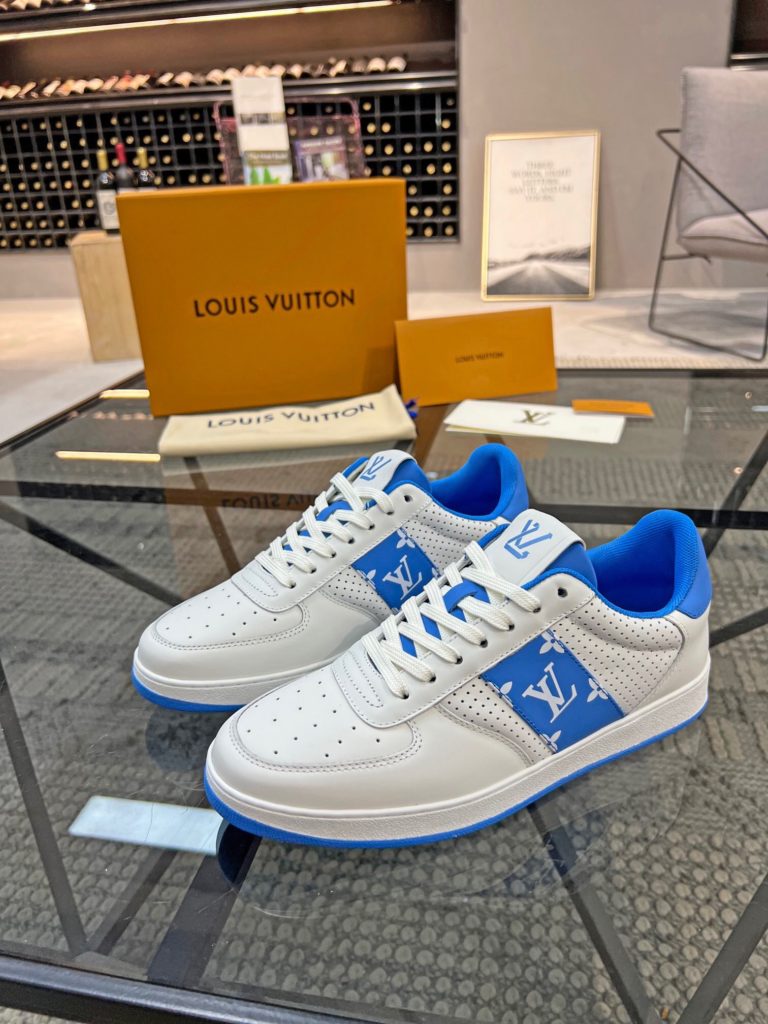 🎭 Brand: LOUIS VUITTON 🎭 Color: Original color matching 🎭 Yards: 38-44 standard 🎭 Price: 480 🎭 Material: Louis Vuitton ® New casual shoes! Original quality 🔜 Lapang process 👋 Imported cow leather upper ➕ Breathable mesh lining 💫 Stylish, simple and generous design 👣 Original LV outsole