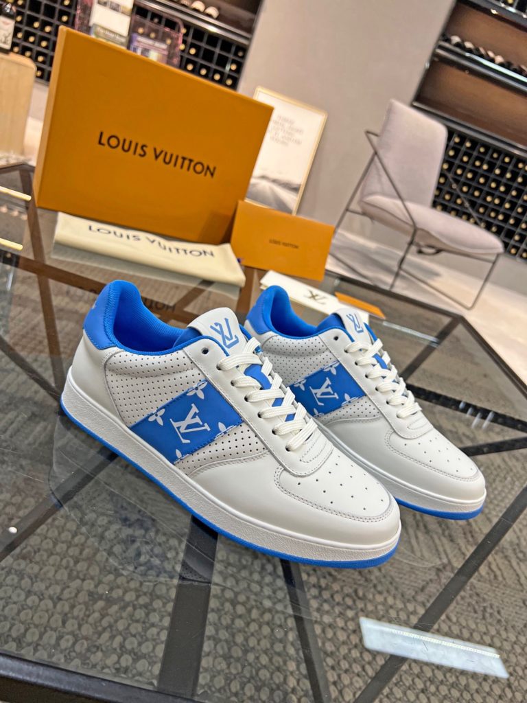 🎭 Brand: LOUIS VUITTON 🎭 Color: Original color matching 🎭 Yards: 38-44 standard 🎭 Price: 480 🎭 Material: Louis Vuitton ® New casual shoes! Original quality 🔜 Lapang process 👋 Imported cow leather upper ➕ Breathable mesh lining 💫 Stylish, simple and generous design 👣 Original LV outsole