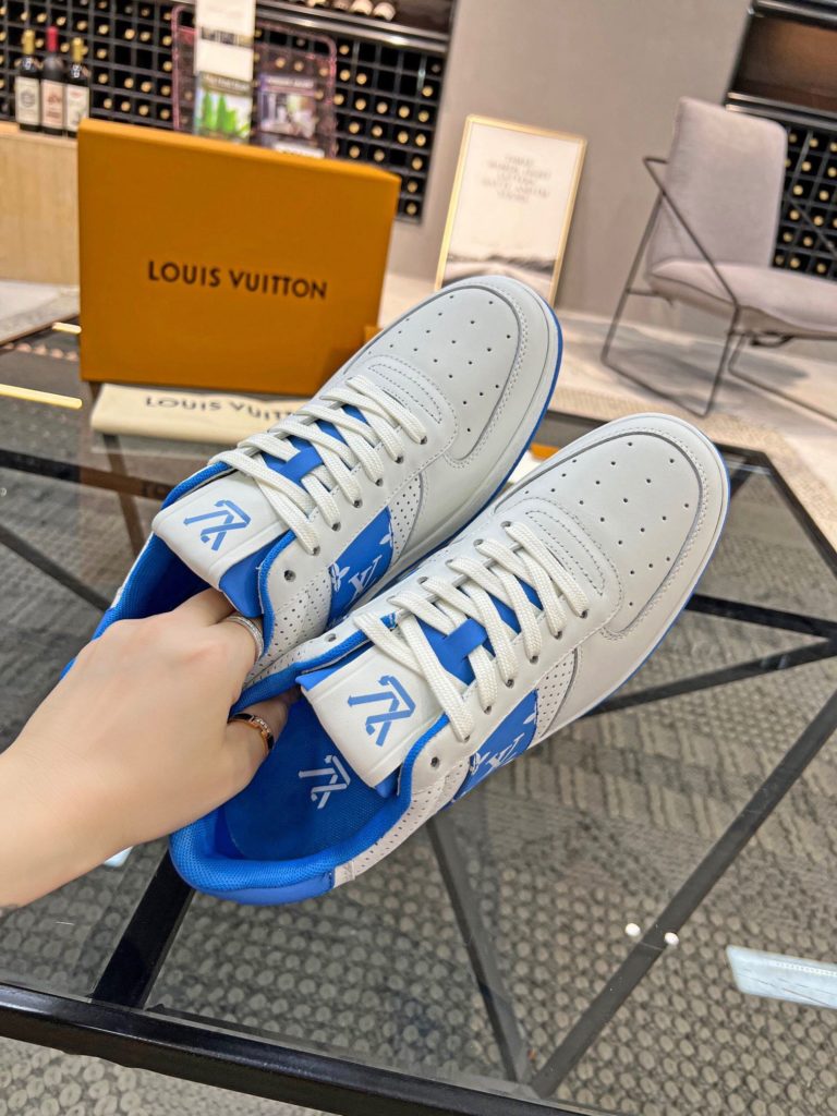 🎭 Brand: LOUIS VUITTON 🎭 Color: Original color matching 🎭 Yards: 38-44 standard 🎭 Price: 480 🎭 Material: Louis Vuitton ® New casual shoes! Original quality 🔜 Lapang process 👋 Imported cow leather upper ➕ Breathable mesh lining 💫 Stylish, simple and generous design 👣 Original LV outsole