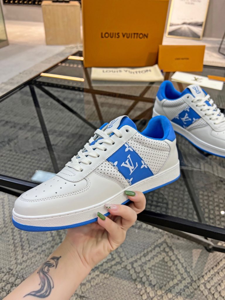 🎭 Brand: LOUIS VUITTON 🎭 Color: Original color matching 🎭 Yards: 38-44 standard 🎭 Price: 480 🎭 Material: Louis Vuitton ® New casual shoes! Original quality 🔜 Lapang process 👋 Imported cow leather upper ➕ Breathable mesh lining 💫 Stylish, simple and generous design 👣 Original LV outsole