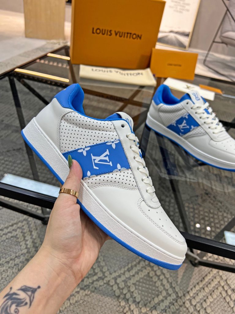 🎭 Brand: LOUIS VUITTON 🎭 Color: Original color matching 🎭 Yards: 38-44 standard 🎭 Price: 480 🎭 Material: Louis Vuitton ® New casual shoes! Original quality 🔜 Lapang process 👋 Imported cow leather upper ➕ Breathable mesh lining 💫 Stylish, simple and generous design 👣 Original LV outsole