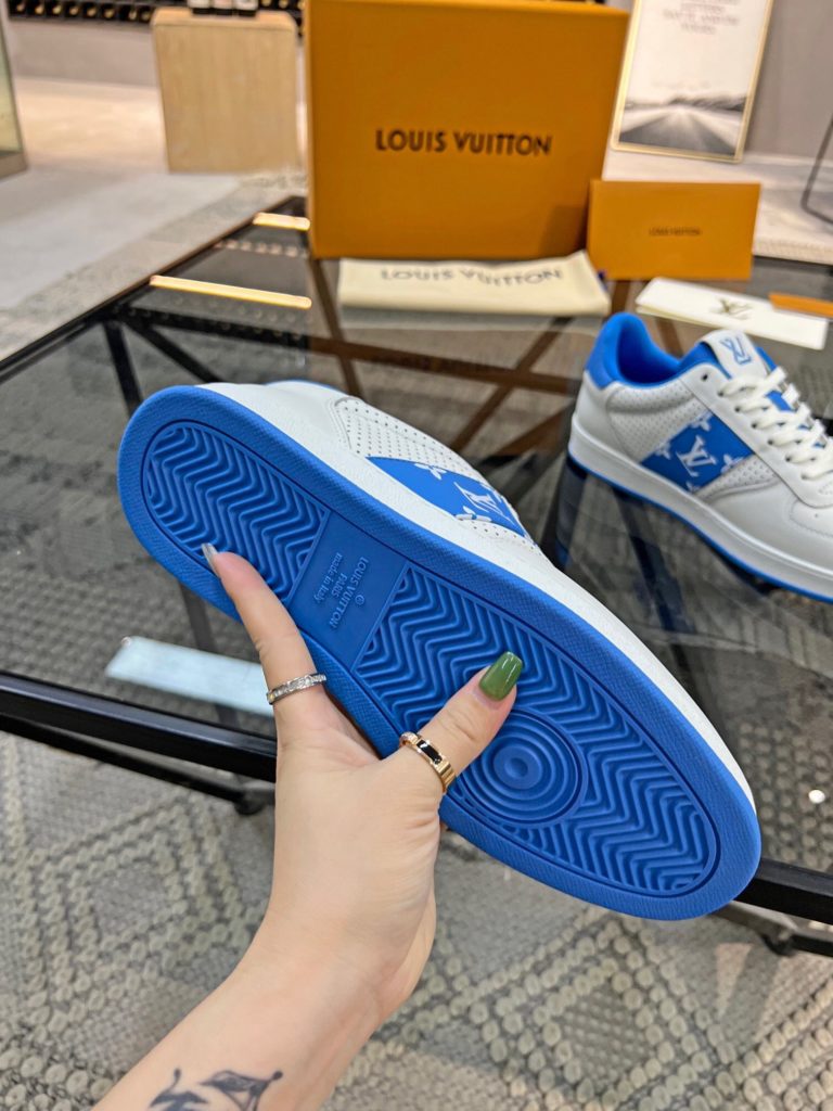 🎭 Brand: LOUIS VUITTON 🎭 Color: Original color matching 🎭 Yards: 38-44 standard 🎭 Price: 480 🎭 Material: Louis Vuitton ® New casual shoes! Original quality 🔜 Lapang process 👋 Imported cow leather upper ➕ Breathable mesh lining 💫 Stylish, simple and generous design 👣 Original LV outsole