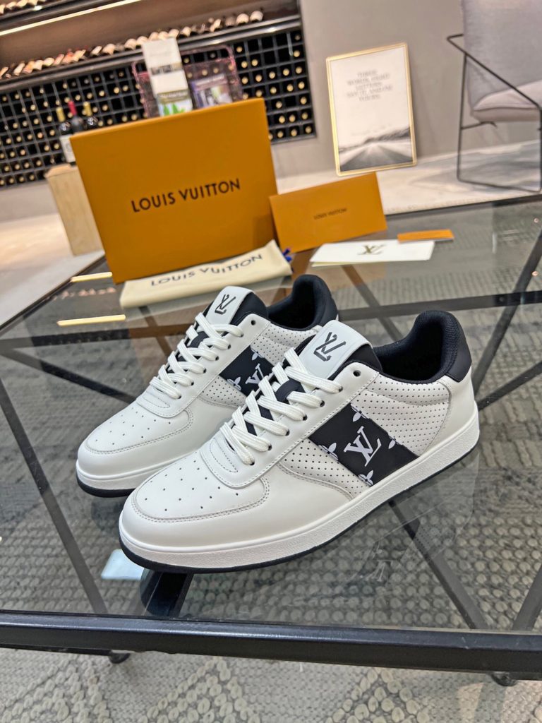 🎭 Brand: LOUIS VUITTON 🎭 Color: Original color matching 🎭 Yards: 38-44 standard 🎭 Price: 480 🎭 Material: Louis Vuitton ® New casual shoes! Original quality 🔜 Lapang process 👋 Imported cow leather upper ➕ Breathable mesh lining 💫 Stylish, simple and generous design 👣 Original LV outsole