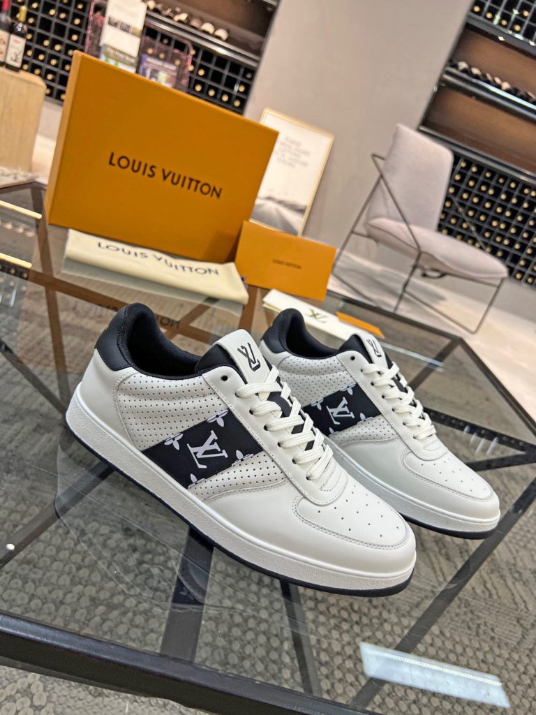 🎭 Brand: LOUIS VUITTON 🎭 Color: Original color matching 🎭 Yards: 38-44 standard 🎭 Price: 480 🎭 Material: Louis Vuitton ® New casual shoes! Original quality 🔜 Lapang process 👋 Imported cow leather upper ➕ Breathable mesh lining 💫 Stylish, simple and generous design 👣 Original LV outsole