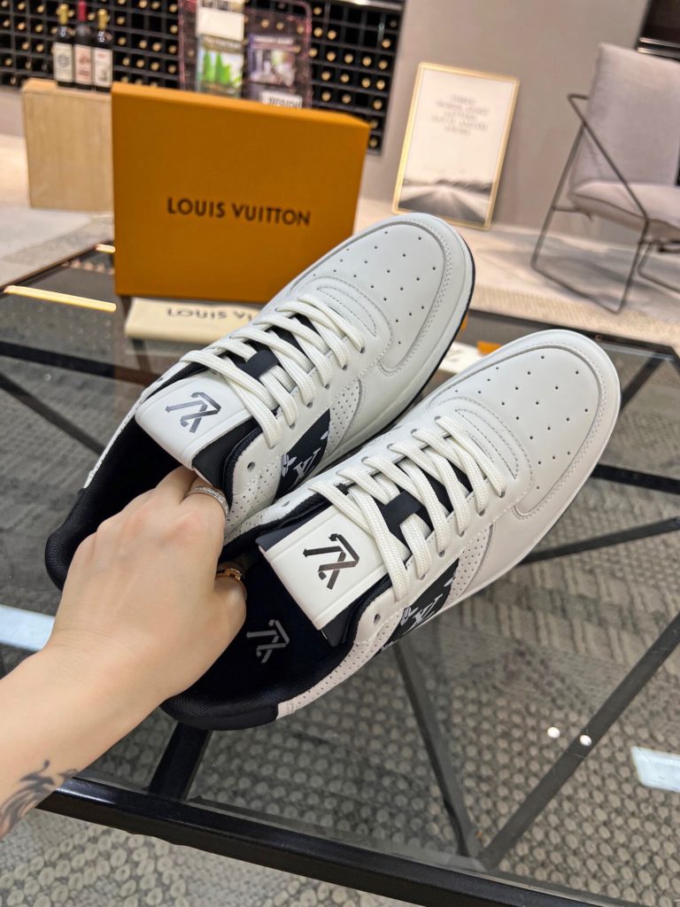 🎭 Brand: LOUIS VUITTON 🎭 Color: Original color matching 🎭 Yards: 38-44 standard 🎭 Price: 480 🎭 Material: Louis Vuitton ® New casual shoes! Original quality 🔜 Lapang process 👋 Imported cow leather upper ➕ Breathable mesh lining 💫 Stylish, simple and generous design 👣 Original LV outsole