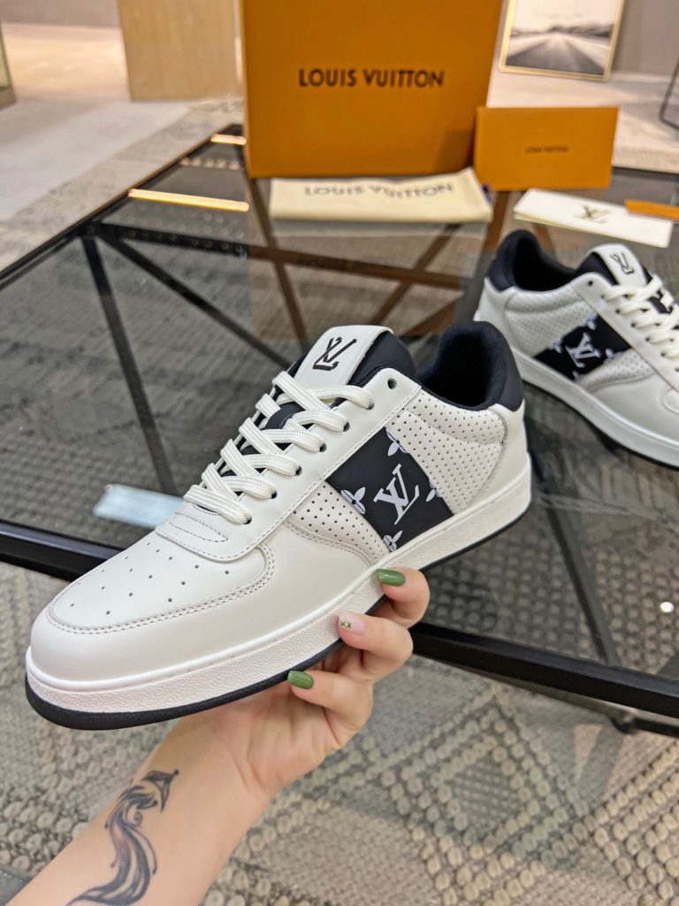 🎭 Brand: LOUIS VUITTON 🎭 Color: Original color matching 🎭 Yards: 38-44 standard 🎭 Price: 480 🎭 Material: Louis Vuitton ® New casual shoes! Original quality 🔜 Lapang process 👋 Imported cow leather upper ➕ Breathable mesh lining 💫 Stylish, simple and generous design 👣 Original LV outsole