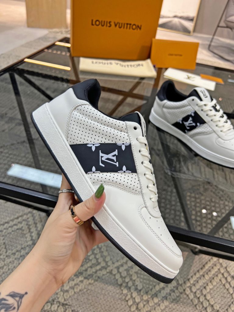 🎭 Brand: LOUIS VUITTON 🎭 Color: Original color matching 🎭 Yards: 38-44 standard 🎭 Price: 480 🎭 Material: Louis Vuitton ® New casual shoes! Original quality 🔜 Lapang process 👋 Imported cow leather upper ➕ Breathable mesh lining 💫 Stylish, simple and generous design 👣 Original LV outsole