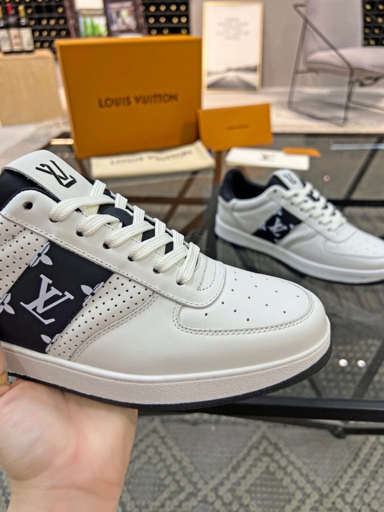 🎭 Brand: LOUIS VUITTON 🎭 Color: Original color matching 🎭 Yards: 38-44 standard 🎭 Price: 480 🎭 Material: Louis Vuitton ® New casual shoes! Original quality 🔜 Lapang process 👋 Imported cow leather upper ➕ Breathable mesh lining 💫 Stylish, simple and generous design 👣 Original LV outsole