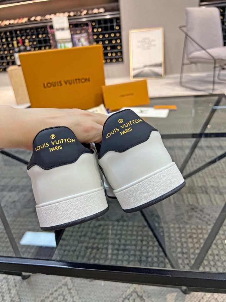 🎭 Brand: LOUIS VUITTON 🎭 Color: Original color matching 🎭 Yards: 38-44 standard 🎭 Price: 480 🎭 Material: Louis Vuitton ® New casual shoes! Original quality 🔜 Lapang process 👋 Imported cow leather upper ➕ Breathable mesh lining 💫 Stylish, simple and generous design 👣 Original LV outsole