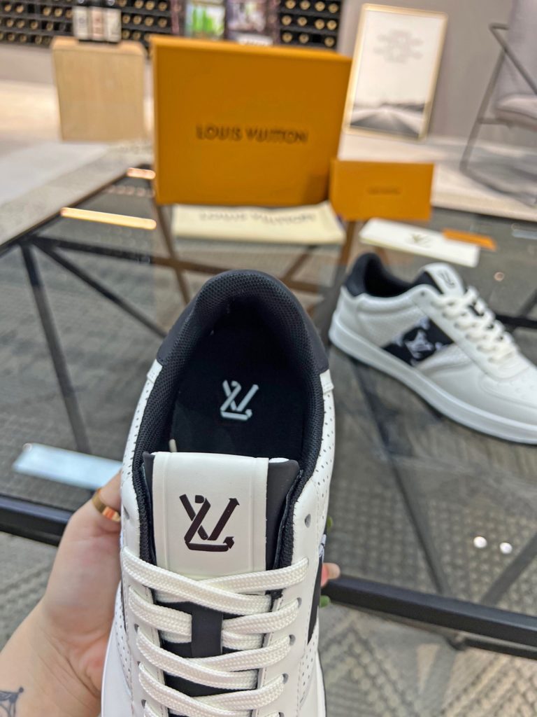 🎭 Brand: LOUIS VUITTON 🎭 Color: Original color matching 🎭 Yards: 38-44 standard 🎭 Price: 480 🎭 Material: Louis Vuitton ® New casual shoes! Original quality 🔜 Lapang process 👋 Imported cow leather upper ➕ Breathable mesh lining 💫 Stylish, simple and generous design 👣 Original LV outsole