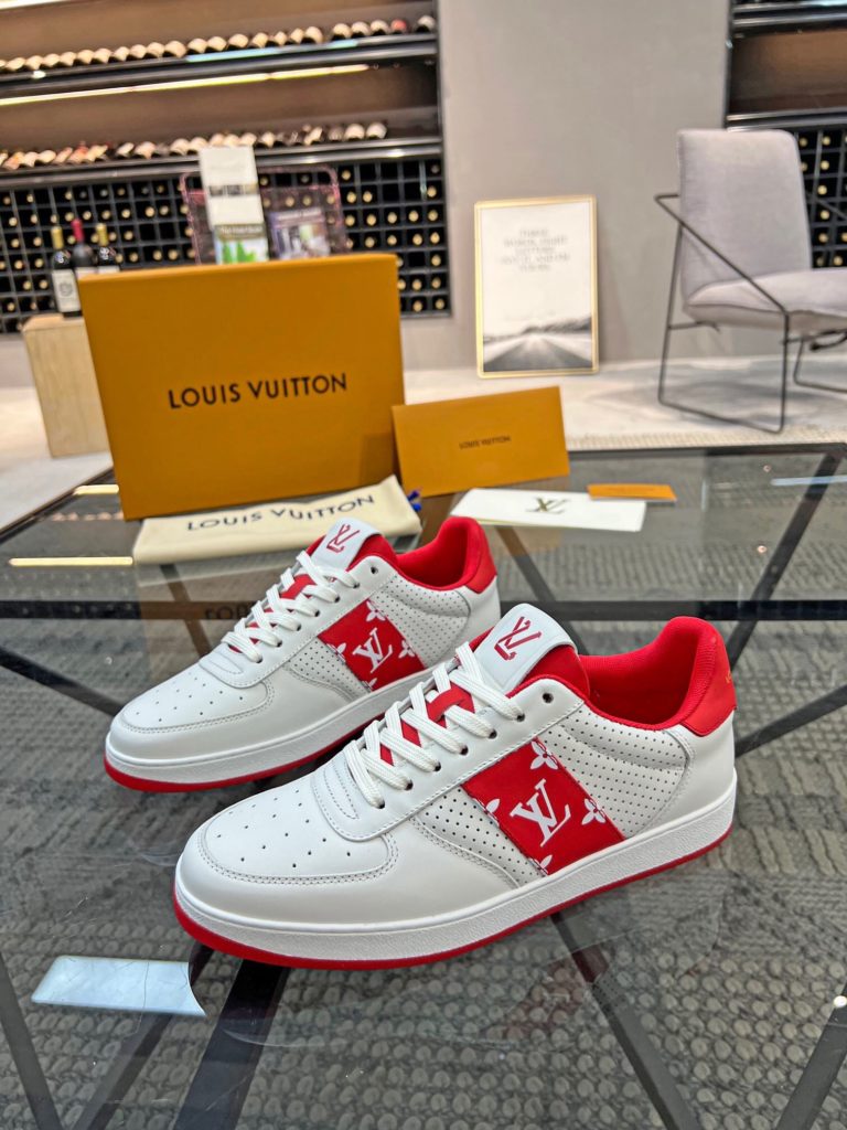 🎭 Brand: LOUIS VUITTON 🎭 Color: Original color matching 🎭 Yards: 38-44 standard 🎭 Price: 480 🎭 Material: Louis Vuitton ® New casual shoes! Original quality 🔜 Lapang process 👋 Imported cow leather upper ➕ Breathable mesh lining 💫 Stylish, simple and generous design 👣 Original LV outsole