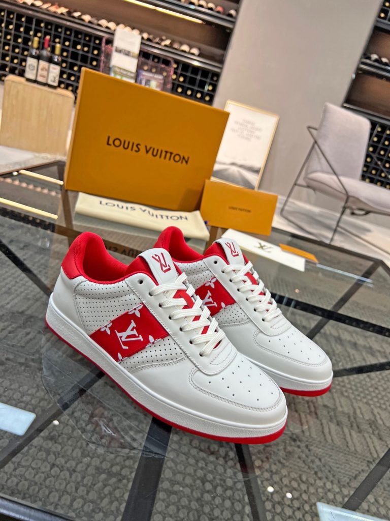 🎭 Brand: LOUIS VUITTON 🎭 Color: Original color matching 🎭 Yards: 38-44 standard 🎭 Price: 480 🎭 Material: Louis Vuitton ® New casual shoes! Original quality 🔜 Lapang process 👋 Imported cow leather upper ➕ Breathable mesh lining 💫 Stylish, simple and generous design 👣 Original LV outsole