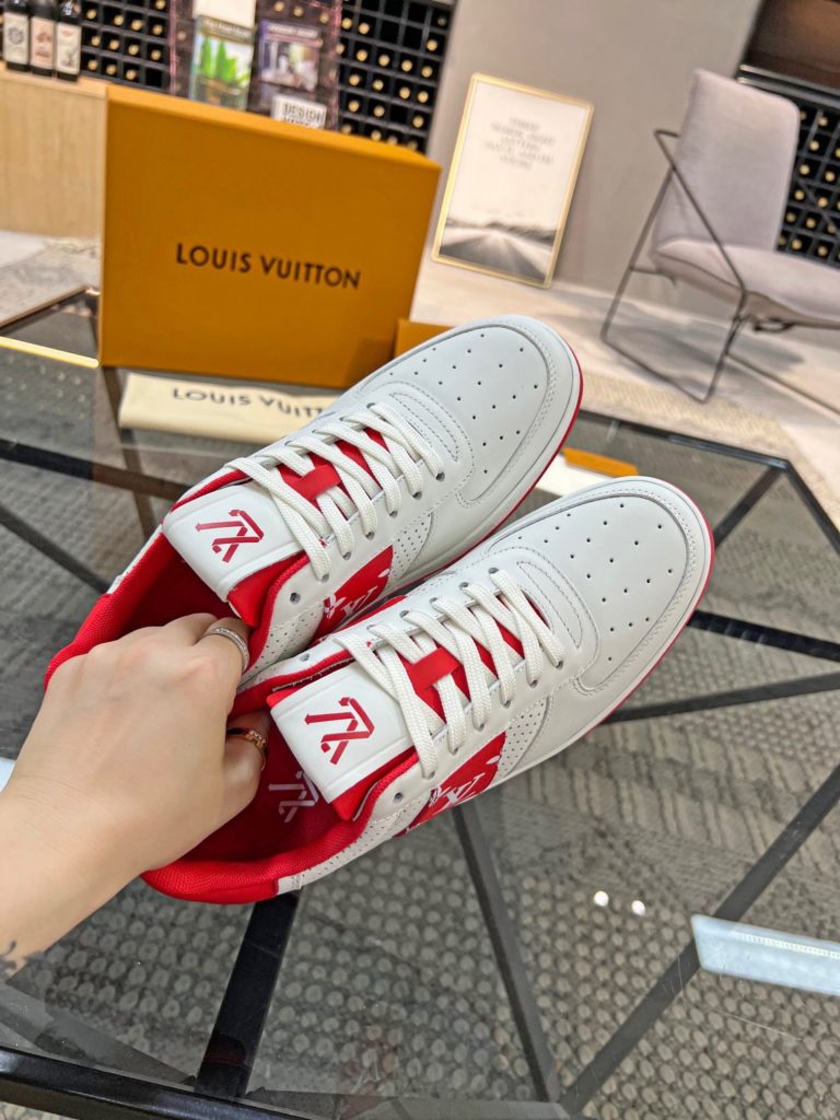 🎭 Brand: LOUIS VUITTON 🎭 Color: Original color matching 🎭 Yards: 38-44 standard 🎭 Price: 480 🎭 Material: Louis Vuitton ® New casual shoes! Original quality 🔜 Lapang process 👋 Imported cow leather upper ➕ Breathable mesh lining 💫 Stylish, simple and generous design 👣 Original LV outsole