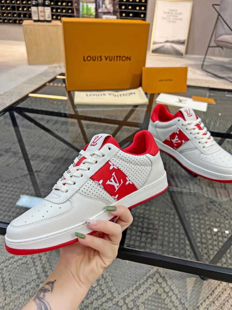 🎭 Brand: LOUIS VUITTON 🎭 Color: Original color matching 🎭 Yards: 38-44 standard 🎭 Price: 480 🎭 Material: Louis Vuitton ® New casual shoes! Original quality 🔜 Lapang process 👋 Imported cow leather upper ➕ Breathable mesh lining 💫 Stylish, simple and generous design 👣 Original LV outsole