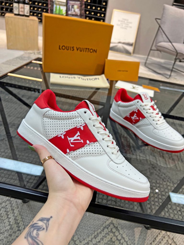 🎭 Brand: LOUIS VUITTON 🎭 Color: Original color matching 🎭 Yards: 38-44 standard 🎭 Price: 480 🎭 Material: Louis Vuitton ® New casual shoes! Original quality 🔜 Lapang process 👋 Imported cow leather upper ➕ Breathable mesh lining 💫 Stylish, simple and generous design 👣 Original LV outsole