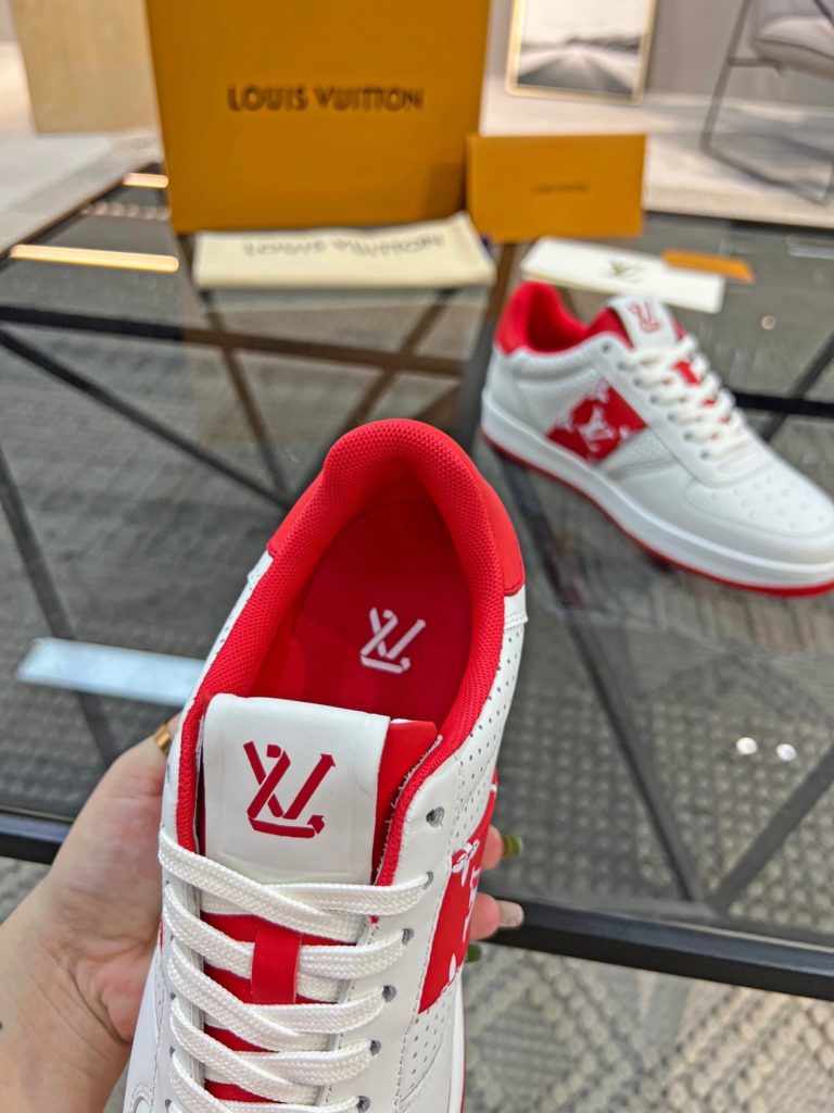 🎭 Brand: LOUIS VUITTON 🎭 Color: Original color matching 🎭 Yards: 38-44 standard 🎭 Price: 480 🎭 Material: Louis Vuitton ® New casual shoes! Original quality 🔜 Lapang process 👋 Imported cow leather upper ➕ Breathable mesh lining 💫 Stylish, simple and generous design 👣 Original LV outsole