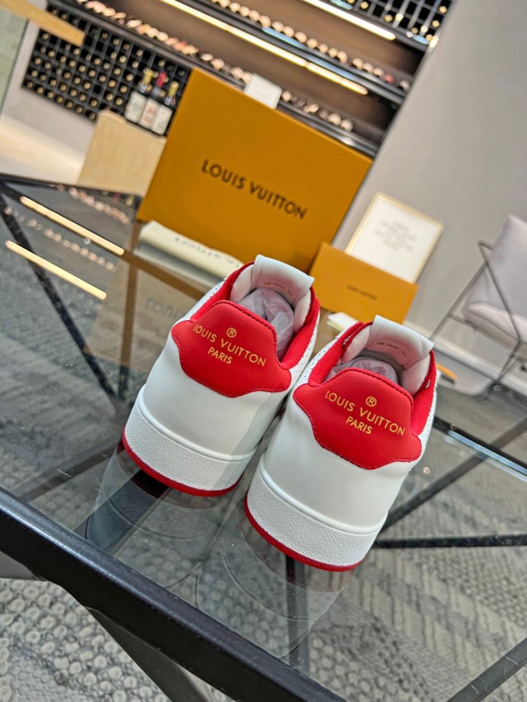 🎭 Brand: LOUIS VUITTON 🎭 Color: Original color matching 🎭 Yards: 38-44 standard 🎭 Price: 480 🎭 Material: Louis Vuitton ® New casual shoes! Original quality 🔜 Lapang process 👋 Imported cow leather upper ➕ Breathable mesh lining 💫 Stylish, simple and generous design 👣 Original LV outsole