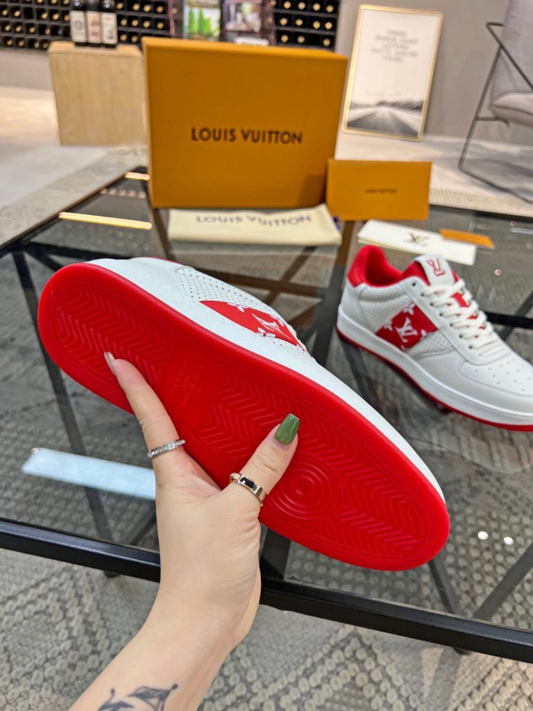 🎭 Brand: LOUIS VUITTON 🎭 Color: Original color matching 🎭 Yards: 38-44 standard 🎭 Price: 480 🎭 Material: Louis Vuitton ® New casual shoes! Original quality 🔜 Lapang process 👋 Imported cow leather upper ➕ Breathable mesh lining 💫 Stylish, simple and generous design 👣 Original LV outsole