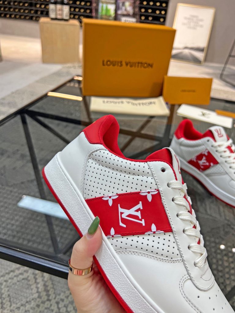 🎭 Brand: LOUIS VUITTON 🎭 Color: Original color matching 🎭 Yards: 38-44 standard 🎭 Price: 480 🎭 Material: Louis Vuitton ® New casual shoes! Original quality 🔜 Lapang process 👋 Imported cow leather upper ➕ Breathable mesh lining 💫 Stylish, simple and generous design 👣 Original LV outsole