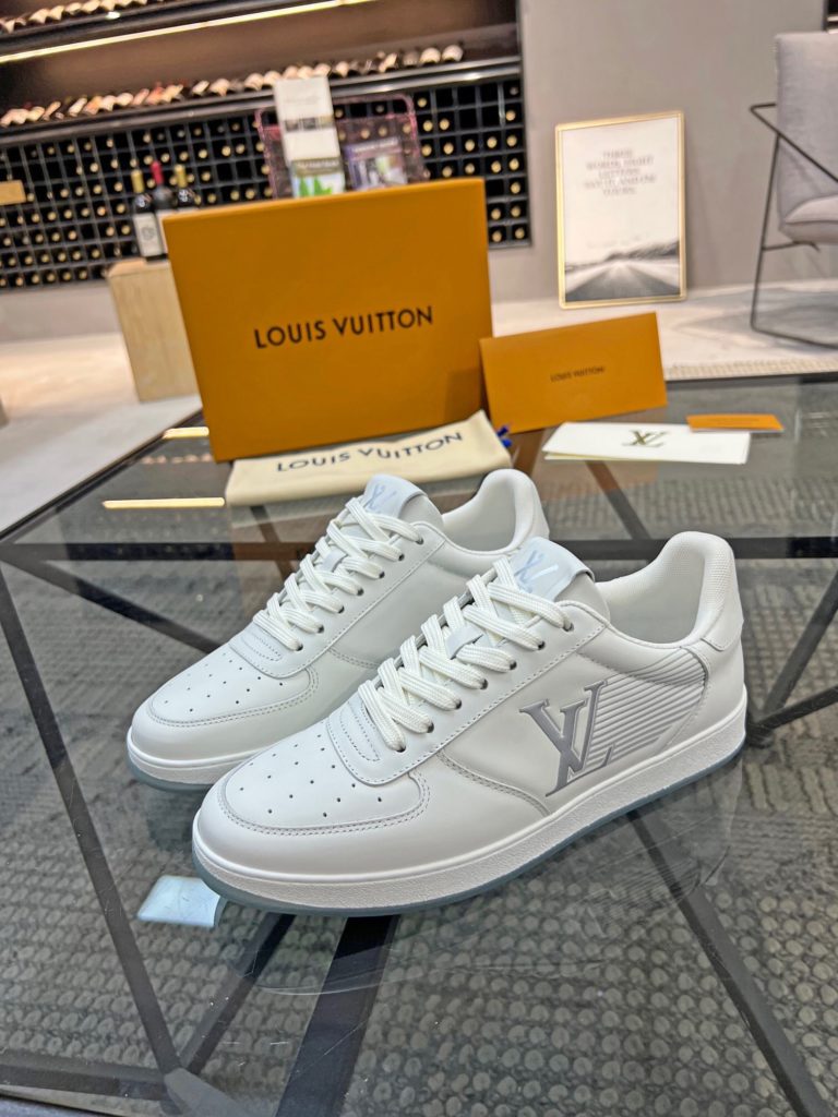 🎭 Brand: LOUIS VUITTON 🎭 Color: Original color matching 🎭 Yards: 38-44 standard 🎭 Price: 480 🎭 Material: Louis Vuitton ® New casual shoes! Original quality 🔜 Lapang process 👋 Imported cow leather upper ➕ Breathable mesh lining 💫 Stylish, simple and generous design 👣 Original LV outsole