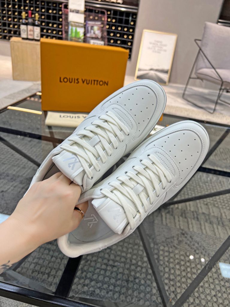 🎭 Brand: LOUIS VUITTON 🎭 Color: Original color matching 🎭 Yards: 38-44 standard 🎭 Price: 480 🎭 Material: Louis Vuitton ® New casual shoes! Original quality 🔜 Lapang process 👋 Imported cow leather upper ➕ Breathable mesh lining 💫 Stylish, simple and generous design 👣 Original LV outsole