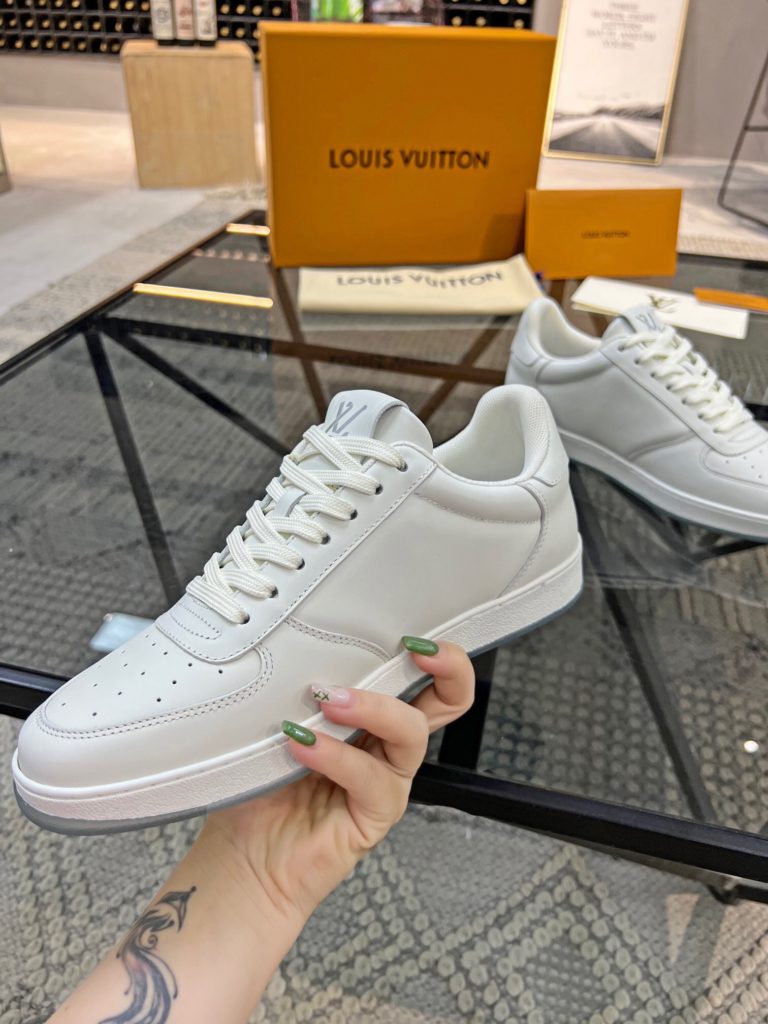 🎭 Brand: LOUIS VUITTON 🎭 Color: Original color matching 🎭 Yards: 38-44 standard 🎭 Price: 480 🎭 Material: Louis Vuitton ® New casual shoes! Original quality 🔜 Lapang process 👋 Imported cow leather upper ➕ Breathable mesh lining 💫 Stylish, simple and generous design 👣 Original LV outsole