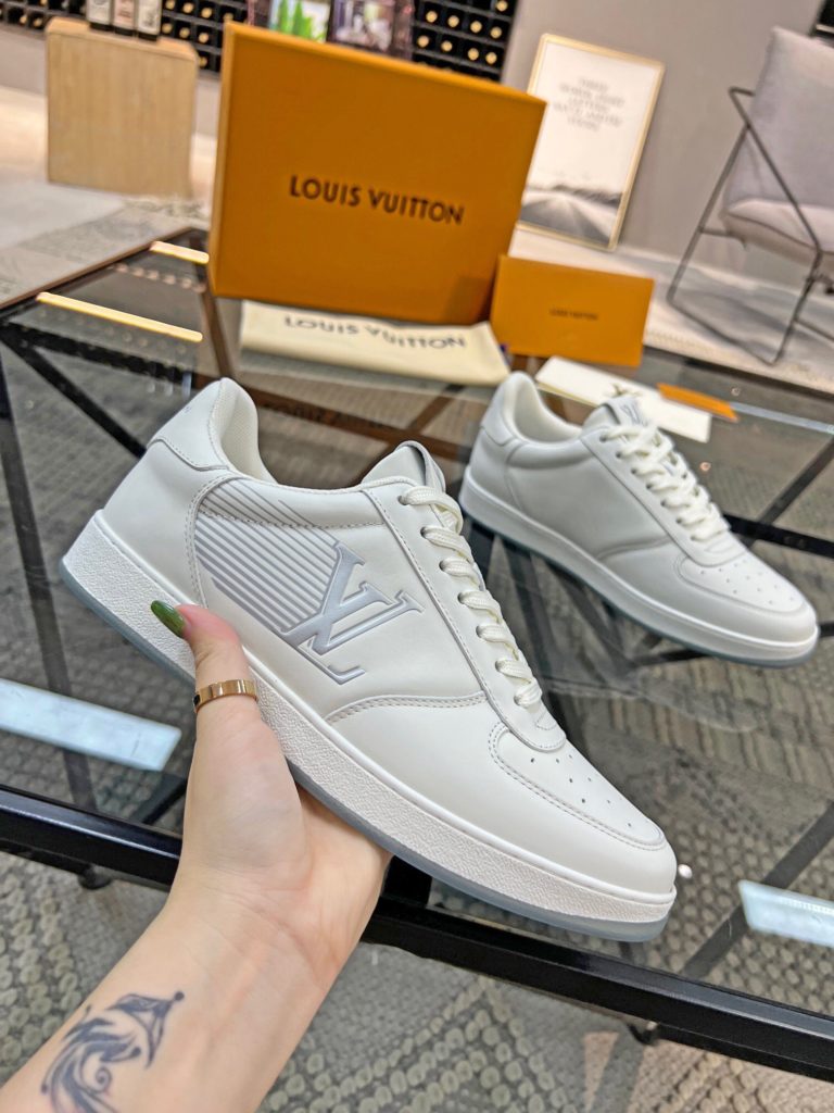 🎭 Brand: LOUIS VUITTON 🎭 Color: Original color matching 🎭 Yards: 38-44 standard 🎭 Price: 480 🎭 Material: Louis Vuitton ® New casual shoes! Original quality 🔜 Lapang process 👋 Imported cow leather upper ➕ Breathable mesh lining 💫 Stylish, simple and generous design 👣 Original LV outsole