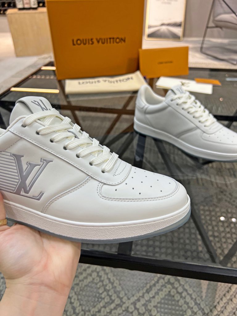 🎭 Brand: LOUIS VUITTON 🎭 Color: Original color matching 🎭 Yards: 38-44 standard 🎭 Price: 480 🎭 Material: Louis Vuitton ® New casual shoes! Original quality 🔜 Lapang process 👋 Imported cow leather upper ➕ Breathable mesh lining 💫 Stylish, simple and generous design 👣 Original LV outsole