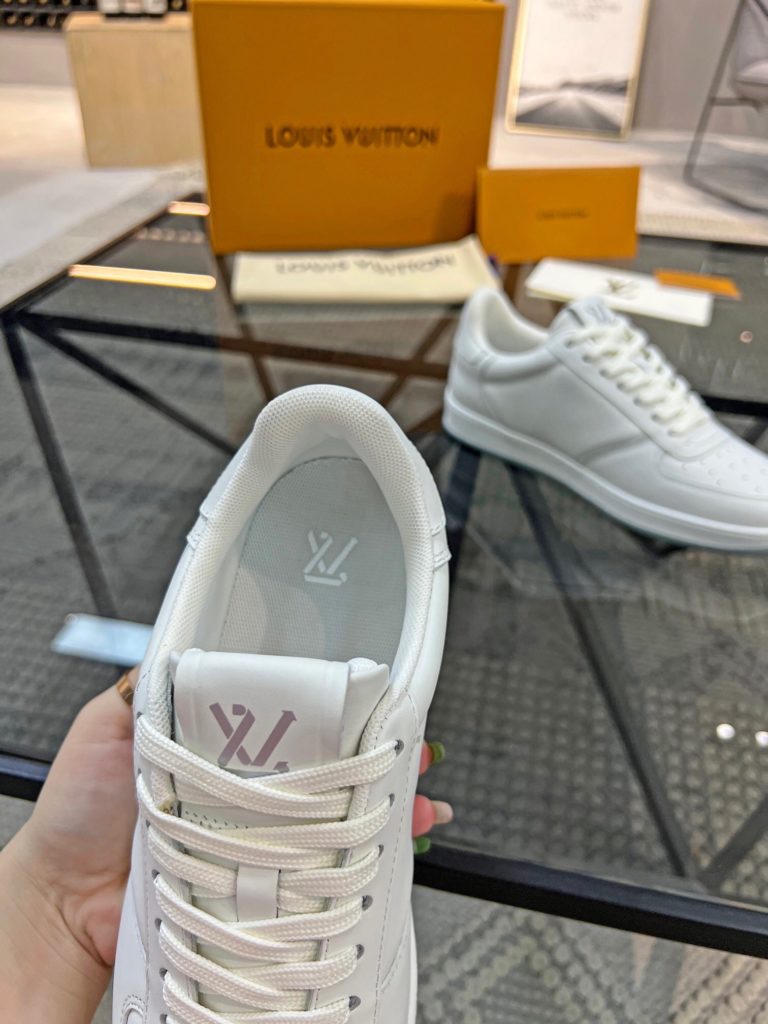 🎭 Brand: LOUIS VUITTON 🎭 Color: Original color matching 🎭 Yards: 38-44 standard 🎭 Price: 480 🎭 Material: Louis Vuitton ® New casual shoes! Original quality 🔜 Lapang process 👋 Imported cow leather upper ➕ Breathable mesh lining 💫 Stylish, simple and generous design 👣 Original LV outsole