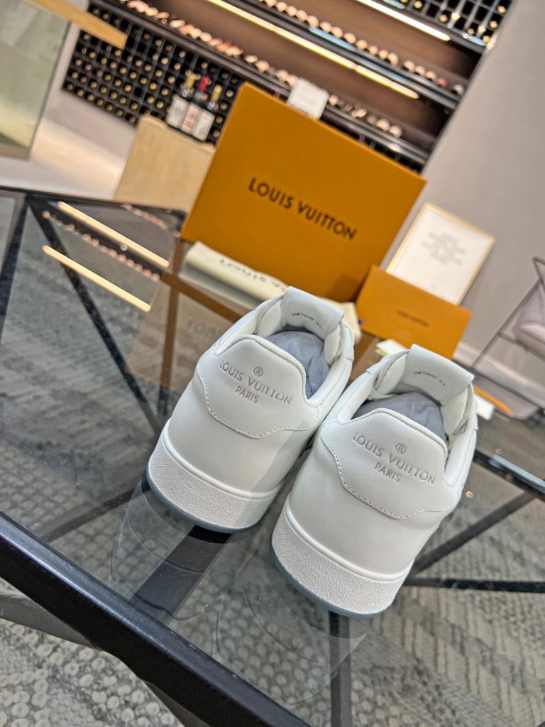 🎭 Brand: LOUIS VUITTON 🎭 Color: Original color matching 🎭 Yards: 38-44 standard 🎭 Price: 480 🎭 Material: Louis Vuitton ® New casual shoes! Original quality 🔜 Lapang process 👋 Imported cow leather upper ➕ Breathable mesh lining 💫 Stylish, simple and generous design 👣 Original LV outsole