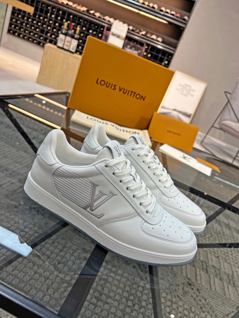 🎭 Brand: LOUIS VUITTON 🎭 Color: Original color matching 🎭 Yards: 38-44 standard 🎭 Price: 480 🎭 Material: Louis Vuitton ® New casual shoes! Original quality 🔜 Lapang process 👋 Imported cow leather upper ➕ Breathable mesh lining 💫 Stylish, simple and generous design 👣 Original LV outsole