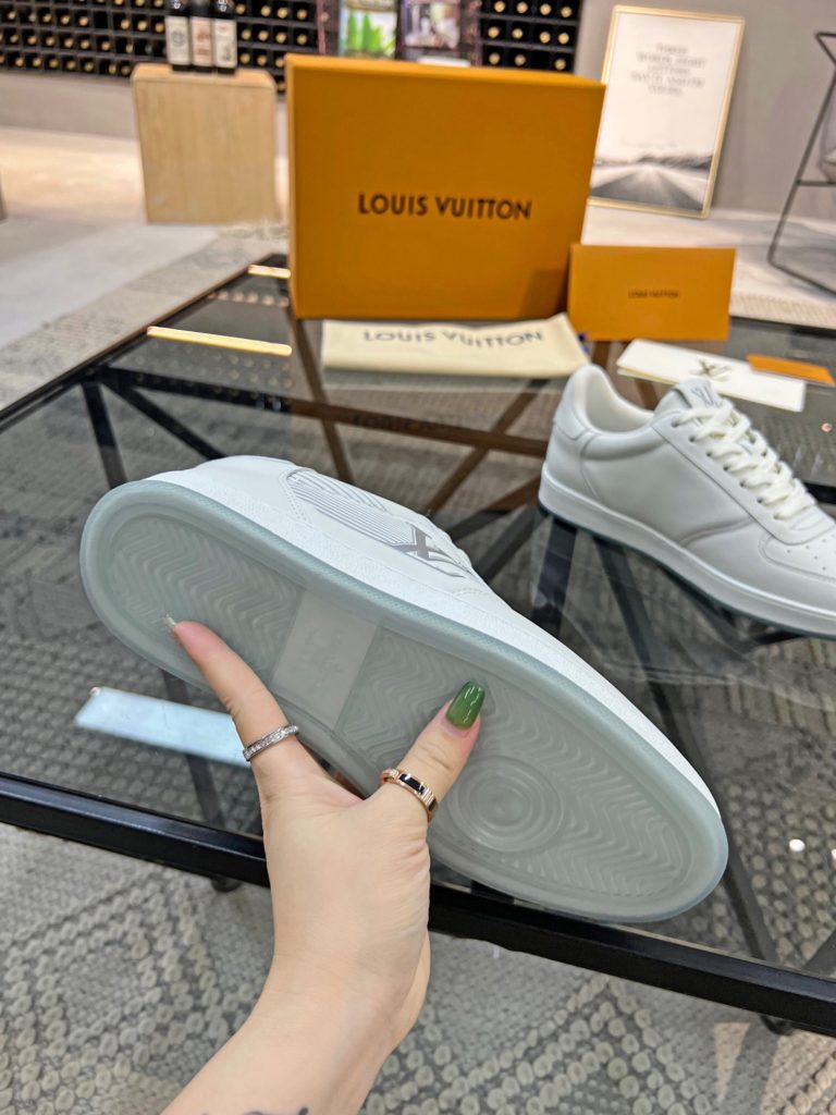 🎭 Brand: LOUIS VUITTON 🎭 Color: Original color matching 🎭 Yards: 38-44 standard 🎭 Price: 480 🎭 Material: Louis Vuitton ® New casual shoes! Original quality 🔜 Lapang process 👋 Imported cow leather upper ➕ Breathable mesh lining 💫 Stylish, simple and generous design 👣 Original LV outsole