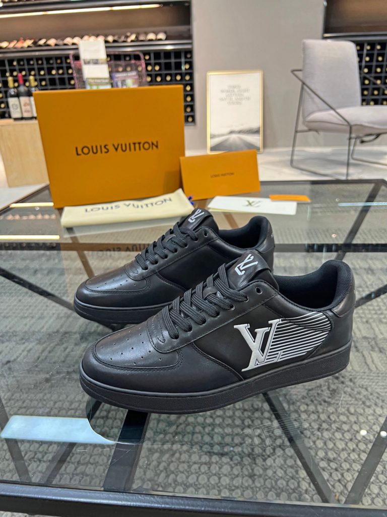 🎭 Brand: LOUIS VUITTON 🎭 Color: Original color matching 🎭 Yards: 38-44 standard 🎭 Price: 480 🎭 Material: Louis Vuitton ® New casual shoes! Original quality 🔜 Lapang process 👋 Imported cow leather upper ➕ Breathable mesh lining 💫 Stylish, simple and generous design 👣 Original LV outsole