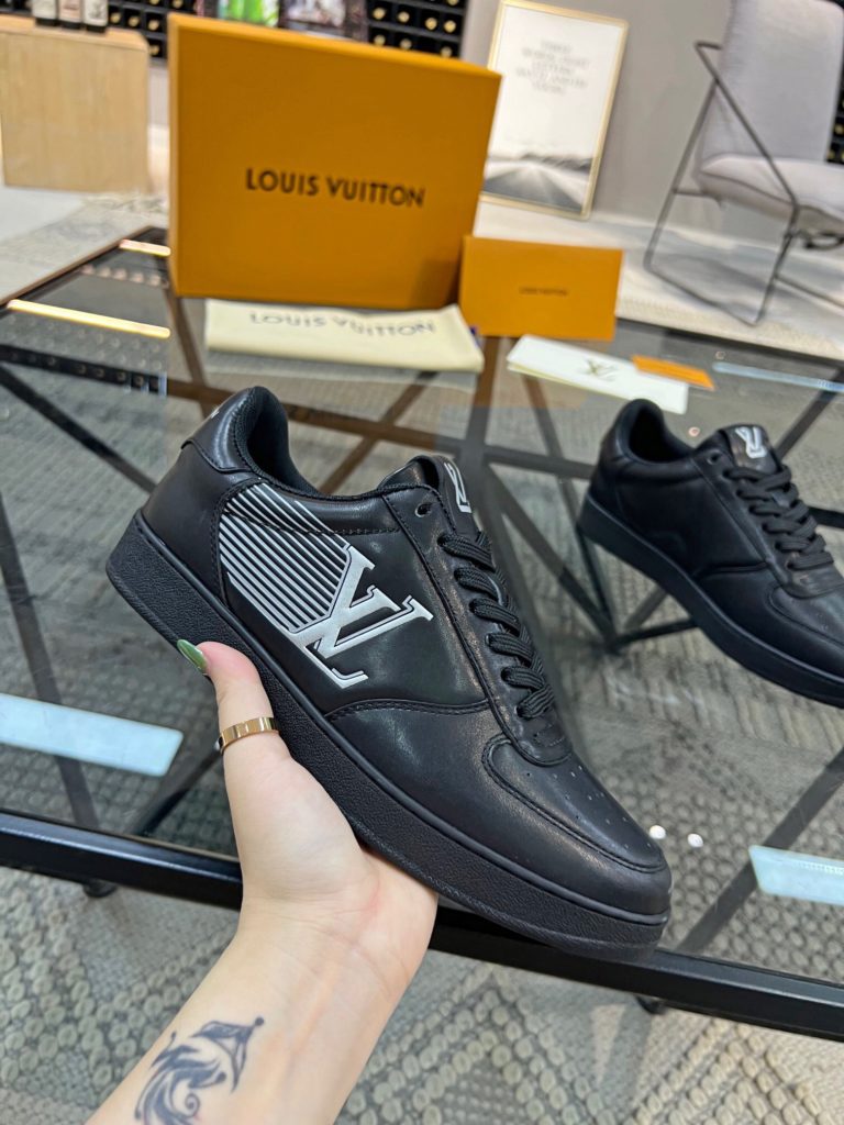 🎭 Brand: LOUIS VUITTON 🎭 Color: Original color matching 🎭 Yards: 38-44 standard 🎭 Price: 480 🎭 Material: Louis Vuitton ® New casual shoes! Original quality 🔜 Lapang process 👋 Imported cow leather upper ➕ Breathable mesh lining 💫 Stylish, simple and generous design 👣 Original LV outsole