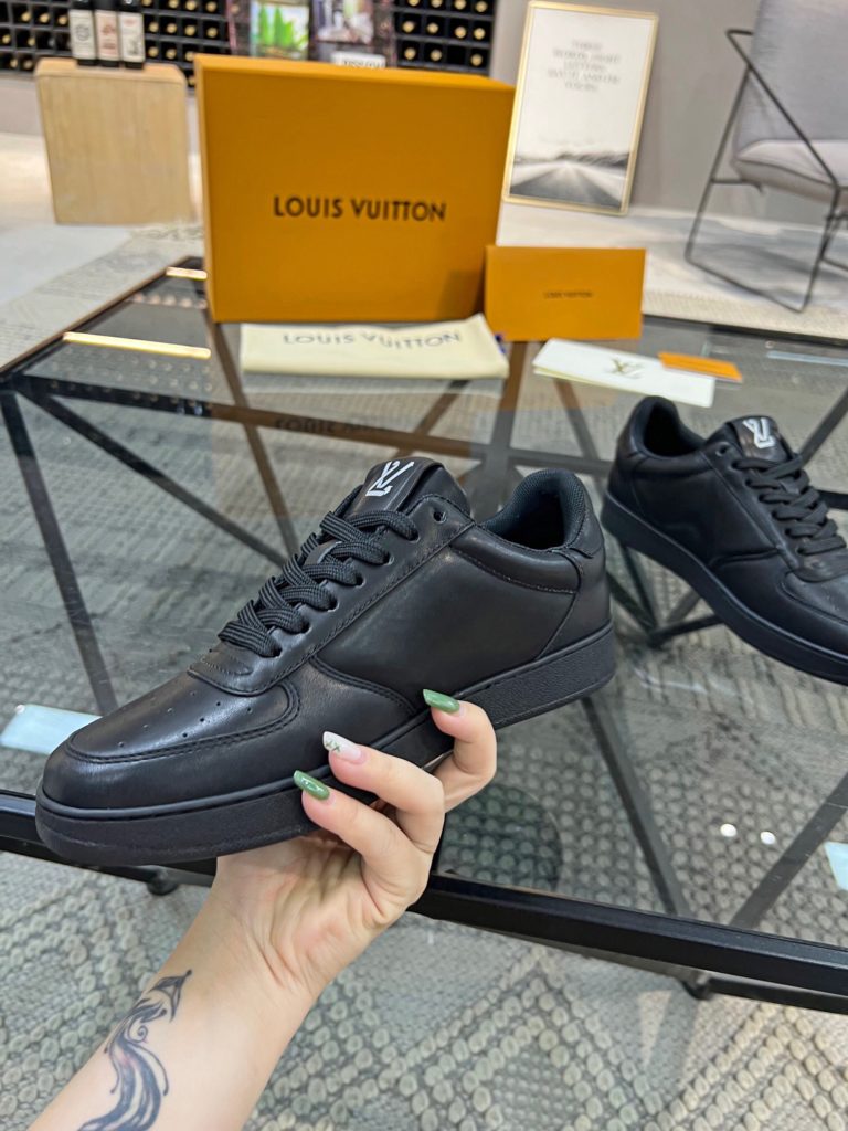 🎭 Brand: LOUIS VUITTON 🎭 Color: Original color matching 🎭 Yards: 38-44 standard 🎭 Price: 480 🎭 Material: Louis Vuitton ® New casual shoes! Original quality 🔜 Lapang process 👋 Imported cow leather upper ➕ Breathable mesh lining 💫 Stylish, simple and generous design 👣 Original LV outsole