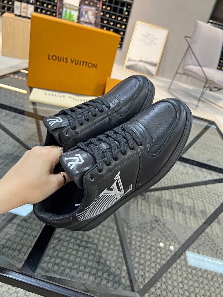 🎭 Brand: LOUIS VUITTON 🎭 Color: Original color matching 🎭 Yards: 38-44 standard 🎭 Price: 480 🎭 Material: Louis Vuitton ® New casual shoes! Original quality 🔜 Lapang process 👋 Imported cow leather upper ➕ Breathable mesh lining 💫 Stylish, simple and generous design 👣 Original LV outsole