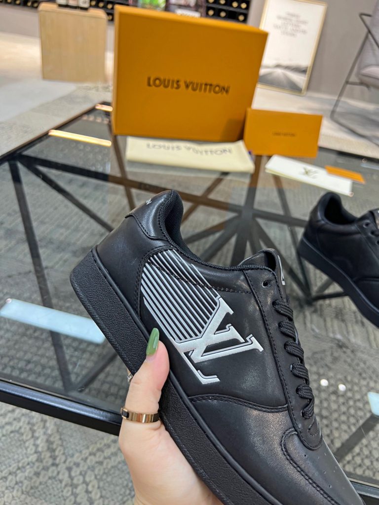 🎭 Brand: LOUIS VUITTON 🎭 Color: Original color matching 🎭 Yards: 38-44 standard 🎭 Price: 480 🎭 Material: Louis Vuitton ® New casual shoes! Original quality 🔜 Lapang process 👋 Imported cow leather upper ➕ Breathable mesh lining 💫 Stylish, simple and generous design 👣 Original LV outsole