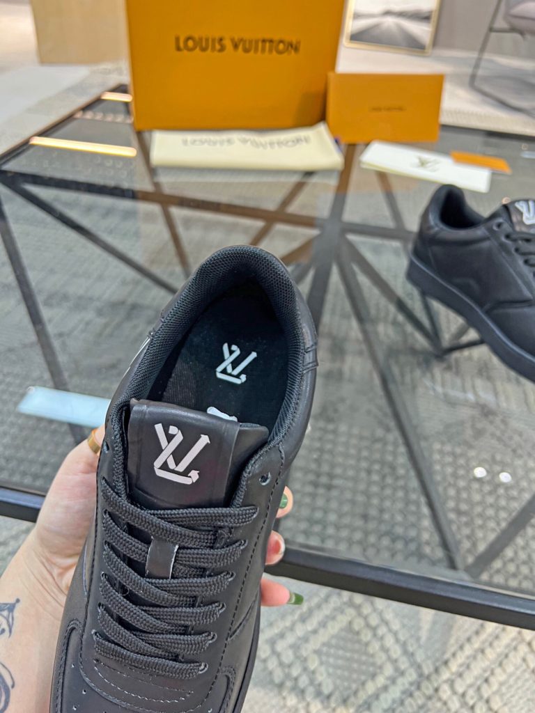 🎭 Brand: LOUIS VUITTON 🎭 Color: Original color matching 🎭 Yards: 38-44 standard 🎭 Price: 480 🎭 Material: Louis Vuitton ® New casual shoes! Original quality 🔜 Lapang process 👋 Imported cow leather upper ➕ Breathable mesh lining 💫 Stylish, simple and generous design 👣 Original LV outsole