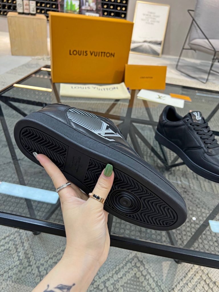 🎭 Brand: LOUIS VUITTON 🎭 Color: Original color matching 🎭 Yards: 38-44 standard 🎭 Price: 480 🎭 Material: Louis Vuitton ® New casual shoes! Original quality 🔜 Lapang process 👋 Imported cow leather upper ➕ Breathable mesh lining 💫 Stylish, simple and generous design 👣 Original LV outsole