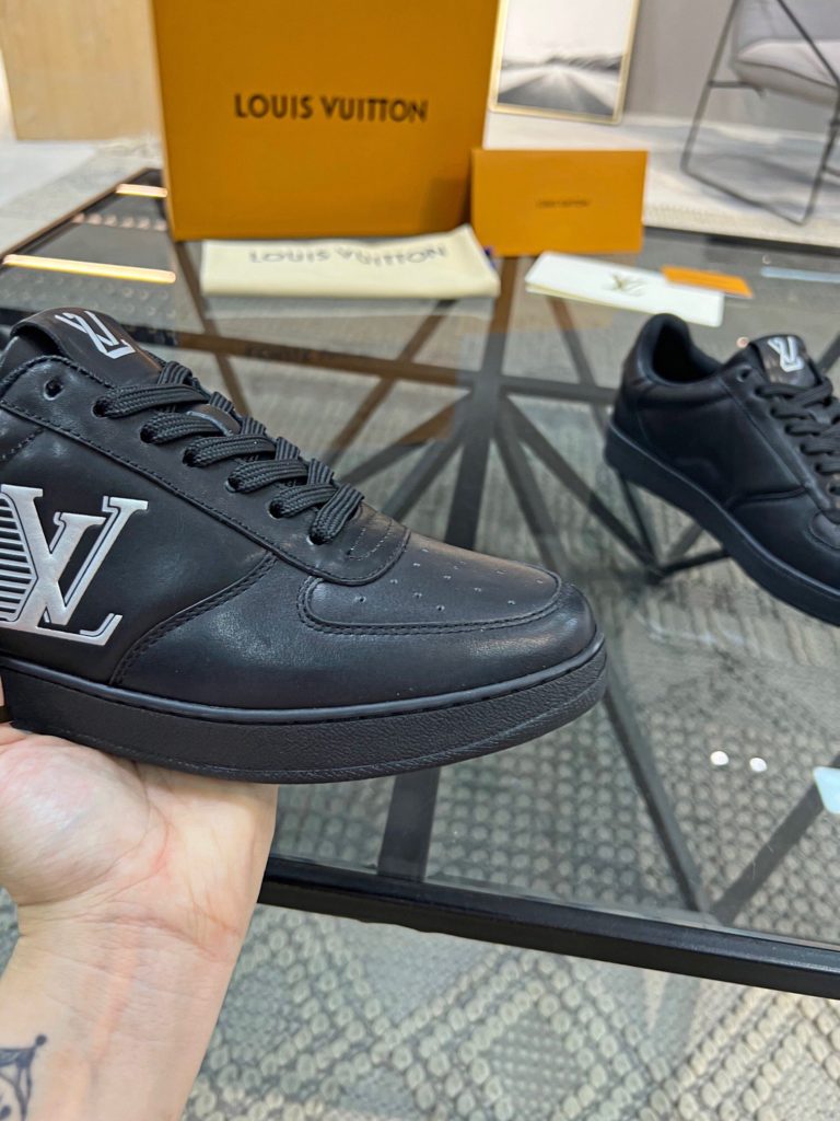 🎭 Brand: LOUIS VUITTON 🎭 Color: Original color matching 🎭 Yards: 38-44 standard 🎭 Price: 480 🎭 Material: Louis Vuitton ® New casual shoes! Original quality 🔜 Lapang process 👋 Imported cow leather upper ➕ Breathable mesh lining 💫 Stylish, simple and generous design 👣 Original LV outsole